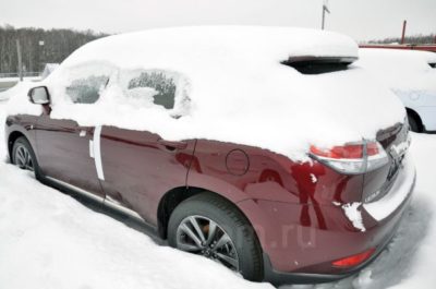 как чистить машину от снега